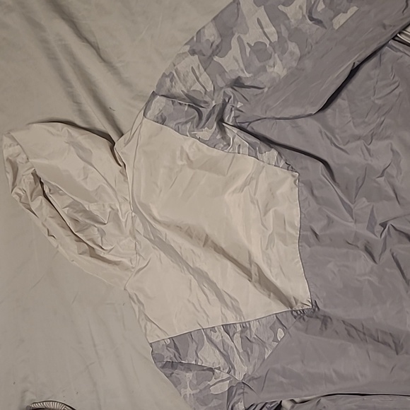 Athletic works - Picture 3 of 4